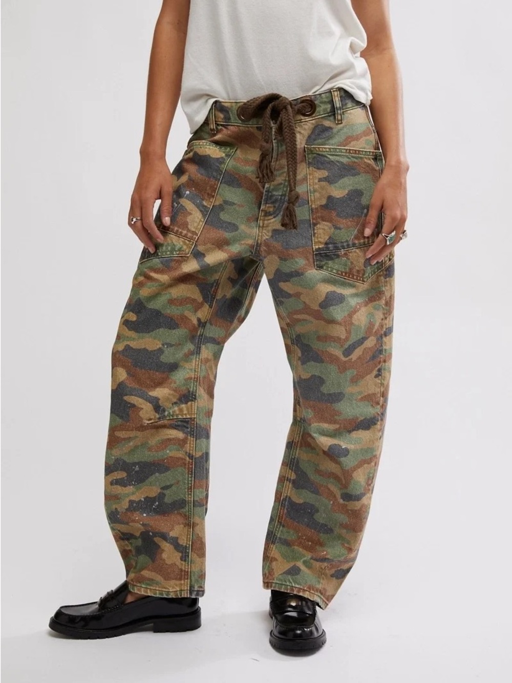 FREE PEOPLE - WE THE FREE MOXIE PRINTED LOW-SLUNG BARREL JEANS IN MULTI COMBO
